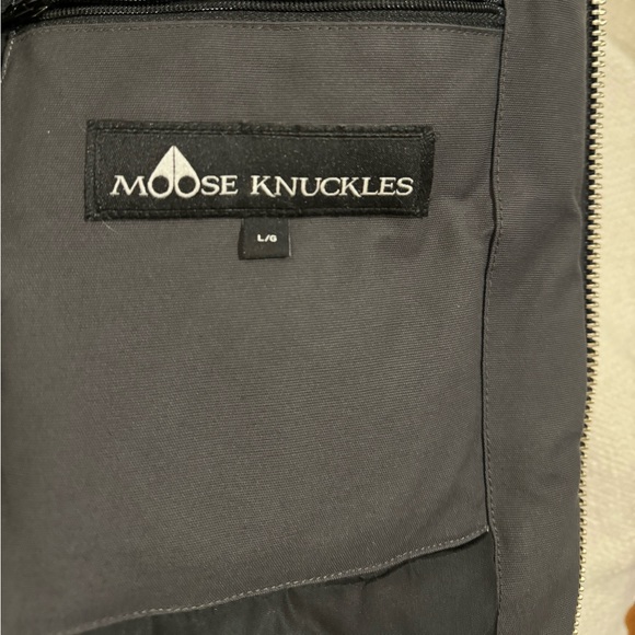 Great condition Moose Knuckles jacket, very , very warm.
• Size: LARGE - Picture 5 of 7